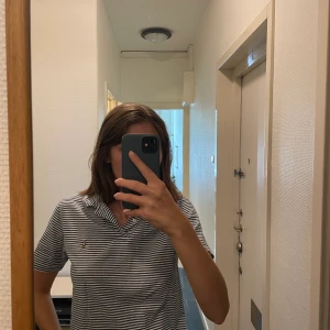 Randig tröja  - Randig tröja. Blåa och vita ränder. Kortärmad. Jag bär vanligtvis S