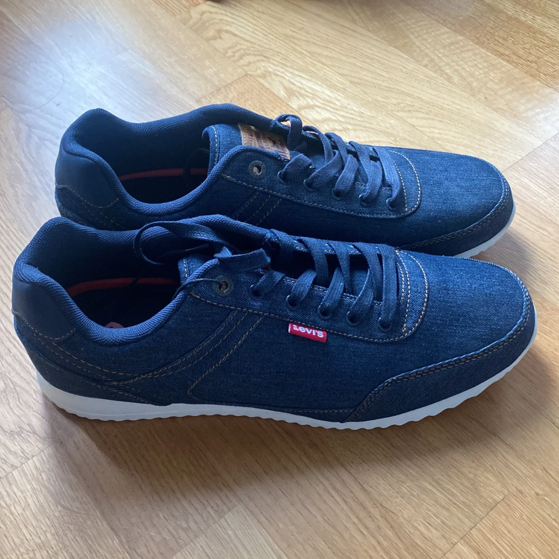 Nya Levis skor, storlek 46,5 - 90