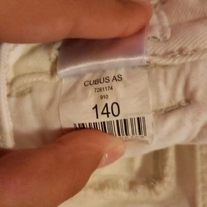 Shorts - Vita shorts jätte fina säljer pga att den inte kommer till användning andvänd 3-4 gånger. Storlek 140 cm. Köparen står för frakt.