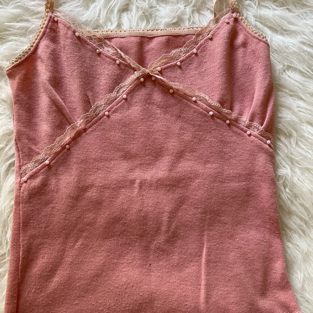 Säljer detta fina rosa linnet som jag inte längre använder. Finns även kofta till vid intresse så kan jag skicka flera bilder.. Övrigt.