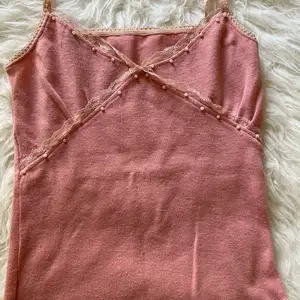 Säljer detta fina rosa linnet som jag inte längre använder. Finns även kofta till vid intresse så kan jag skicka flera bilder.