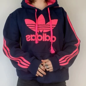 Adidas hoodie - Adidas hoodie som inte längre används. Därför säljs den. Om du är sugen på en annan färg finns det i en annan annons i min profil.   Köpare står för frakt. Tar Swish, direktbetalning i app eller möts upp i Växjö. 
