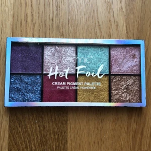 Säljer två olika ögonskuggs paletter - Jag säljer de här ögonskuggs paletterna som är nya och aldrig använda. Bra skick! 30kr revolution, 40kr Hot Foil.🥰