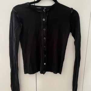 Zaraknit kofta, strl S - Lite trötta knappar på kofta, från second hand. Jätteskön och tunn. Zaraknit. Obs köparen står för frakt.