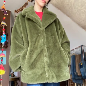 Supermysig grön pälsjacka - Världes mysigaste oversized pälsjacka i en härlig grön färg från Weekday!!  Så mysig nu på hösten med mjuk fuskpäls!!