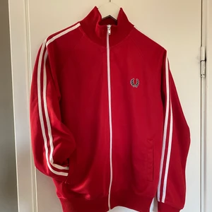 Fred Perry Zip-tröja -  Röd  Fred Perry zip-tröja I mycket fint skick