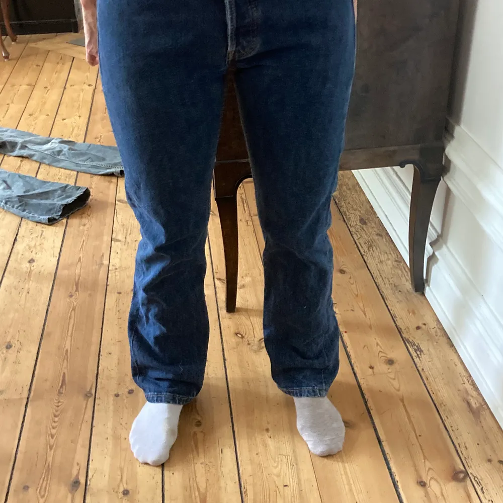 Snygga mid waist levis jeans . Jeans & Byxor.