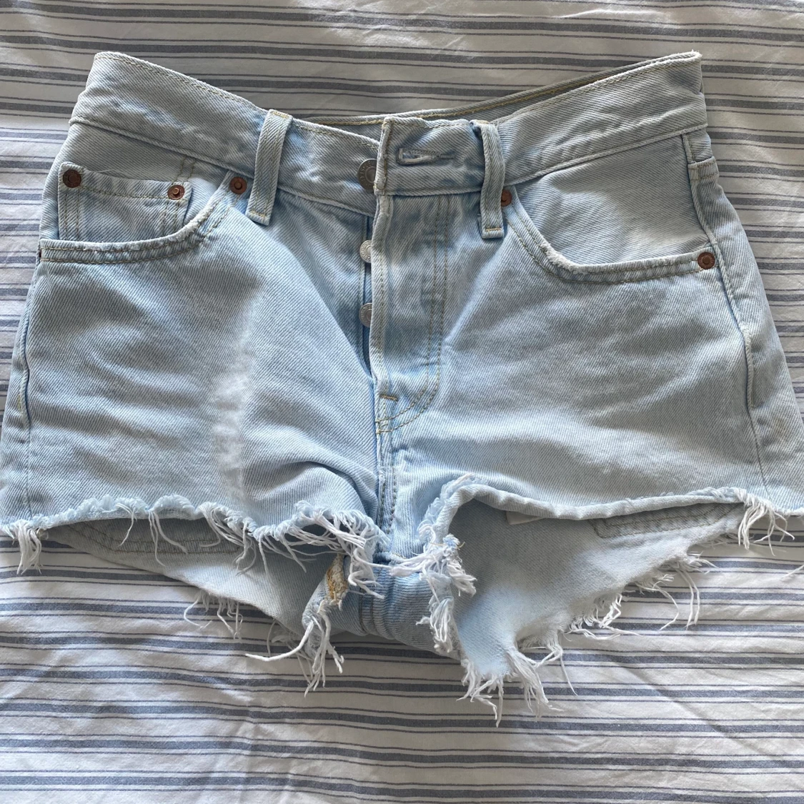 Ljusblåa Levi’s shorts