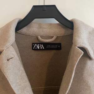 Superfin jacka från Zara, perfekt nu till hösten😊  Skriv för fler bilder eller om du undrar något! :)