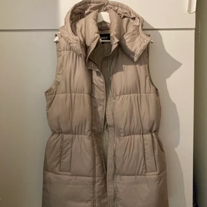 Beige väst i storlek xs från Only - Superfin väst från märket Only i beige färg. Västen har luva och dragsko i midjan. Använd en säsong - som ny! Obs! Stor i storlek! Jag skulle säga att den är mer som en S/M. Säljs pga att den blivit för stor. Köpt för 699kr.