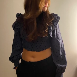 Festtopp - Jätte snygg topp ifrån zara. Den är i storlek L men är liten i storleken. Jag som brukar bära XS kan ha den och den passar bra. Tröjan är som i nyskick, endast använd ett fåtal gånger. Säljer för 99kr! 