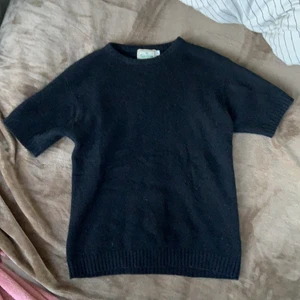 Stickad t-shirt  - Säljer denna jätte fina stickade t-shirt i så bra material. den är väldigt varm. Den är strlk M men är väldigt liten i storlek för den är lite lång på mig som är 1,58. Säljer för minst 150kr🙌🏼💓