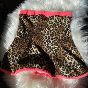 Leopardmönstrad topp -  Jättefin leopardmönstrad topp! Storlek S men passar även för dom som har storleken M. Frakt tillkommer!