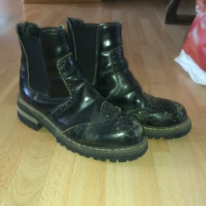 Boots Björn Borg - Väldigt coola boots från Björn Borg. Otroligt bekväma och fett balla nu till hösten. Snygga detaljer vid tån. Storlek 38. 
