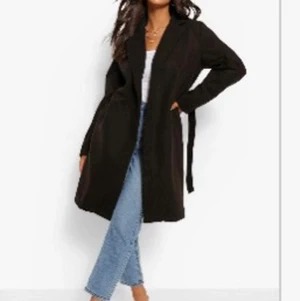 Kappa från bohoo - Kappa från bohoo i storlek 44 minns verkligen inte hur mycket den är köpt för men den är i för stor storlek då jag var nojjig över deras storlekar den är aldrig använd