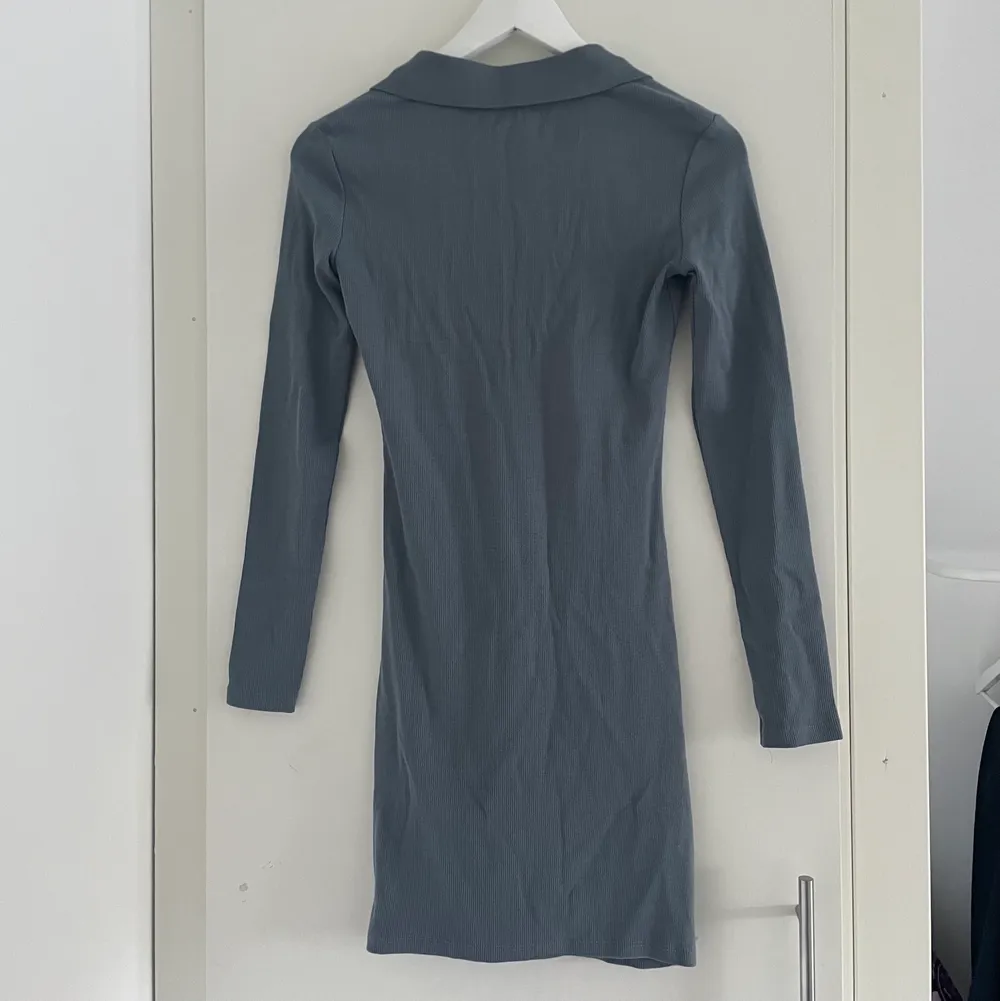 Säljer den här ribbade blå/grå klänningen från zara i storlek S. Aldrig använd.. Klänningar.