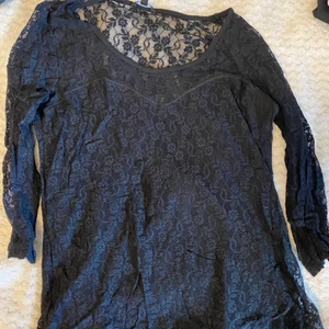 Spetströja - Väldigt fin tröja. Den är i spets men från brö\sten ner så är det tyg under, så oroa dig inte för att den är genomskinlig eller så. 