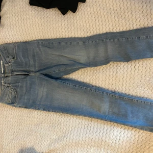Blåa jeans! - Slim jeans som sitter fint efter kroppen. För liten för mig… Inte använt så mycket. Köp o gör de till lågmidjade nu när det är så trendigt😍😍 skriv för mer info!!