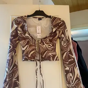 tröja/topp med jättefint mönster ifrån ginatricot, köpt för ett halvår sen för 299 kr, helt oanvänd. 