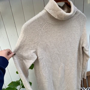 Klänning från massimodutti - Mysig ankellång beige klänning från massimodutti i ull och kashmir blandning! Säljer för 400 eller bud, köparen står för frakten!🥰