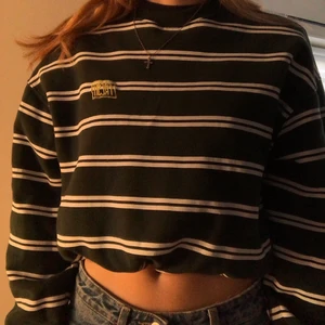 Junkyard sweatshirt - Randig sweatshirt från Junkyard. Sitter ganska croppad då den har resår där nere! Liten del av resårbandet är avklippt. Bra skick!