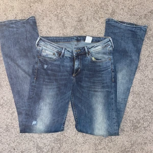 Low waist boot cut  - Ett par super fina low waist boot cut jeans men dom är tyvärr för långa för mig! ( de ska vara hål i knäna)! Skriv om du vill ha bild på❤️