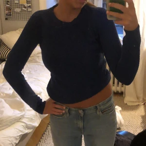 Blå stickad tröja  - Blå stickad tröja från vila med mönster typ syns bättre på sista bilden bra skick 💓💓