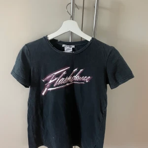 T-shirt med tryck  - T-shirt från Zara i bra skick. Lite slitnings detaljer vid kragen. 