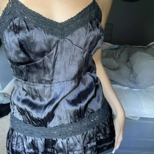 silkes linne - helt oanvänt silkes linne med detaljer av spetts ifrån gina tricot. det finns en dragkedja där bak på linnet!!!                                              Byst- 88cm                                                                         Midjemått- 70cm