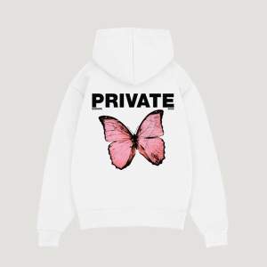 Säljer min superfina vita hoodie med stor rosa fjäril på💕köptes för 800kr men kostar idag 1200kr💕Knappt använd så fint skick