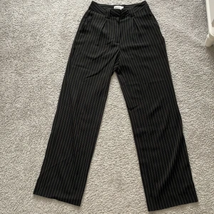 Svarta kostymbyxor  - Jättefina svarta kostymbyxor med vita ränder