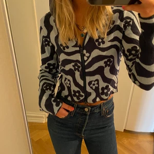 Urban Outfitters tröja - Asfin tröja med luva perfekt till hösten💛🍂Tyvärr inte min stil, den är i fint skick!