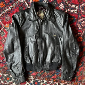 Vintage croppad skinnjacka  - croppad skinnjacka från märket Petroff!  Äkta skinn och i bra skick