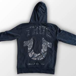 True Religion hoodie med rhinestones. Kom DM för fler bilderひひ Nån enstaka kristall har ramlat av men syns inte på håll. Går ej att få tag på längre!! Pris för denna har gått för runt 1000kr tidigare.     Pris kan diskuteras⭐️⭐️