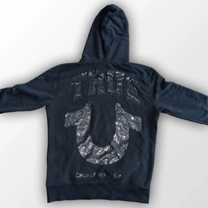 True Religion Rhinestone Hoodie - True Religion hoodie med rhinestones. Kom DM för fler bilderひひ Nån enstaka kristall har ramlat av men syns inte på håll. Går ej att få tag på längre!! Pris för denna har gått för runt 1000kr tidigare.     Pris kan diskuteras⭐️⭐️