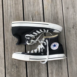 Converse  - säljer dess svarta converse då dom är för stora. Stl 40 mycket bra skick. Köp direkt 350+frakt 
