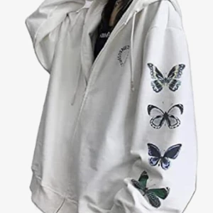y2k baggy zip-hoodie - En helt ny baggy vit koffta med fjäril print!!💗 Det passar låda M och L.  Kontakta mig om du undrar något