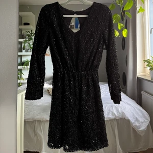 Glittrig cocktailklänning - Supersnygg klänning från nelly i storlek 34! Perfekt till nyår 80+ frakt 