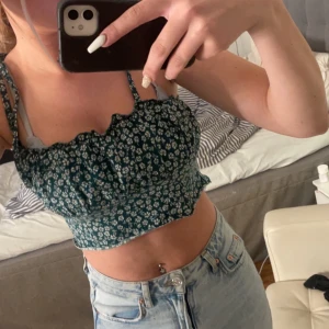 Fin topp - Säljer en jättefin topp från h&m. Säljer endast pga att jag inte använder den men den är i helt nytt skick och aldrig använd. 