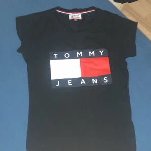 Tommy jeans t-shirt  - i nyskick användt några par gånger, kommer tvätta den innan såklart. storlek M men passar också S pris kan diskuteras 