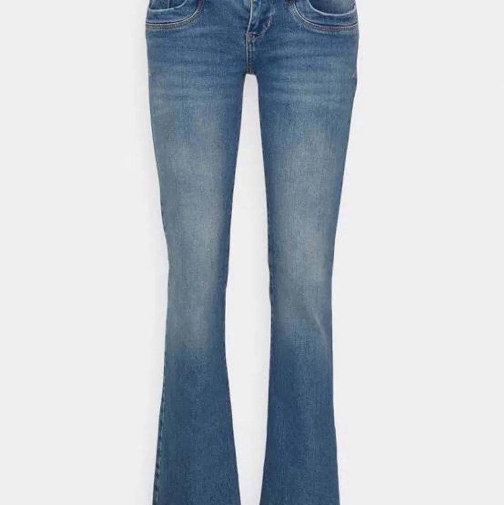 Nedmidjade jeans i Xs använda endast 2 gånger. Jeans & Byxor.