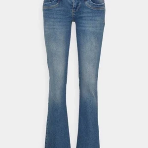 Jeans i xs - Nedmidjade jeans i Xs använda endast 2 gånger