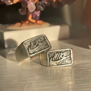 Nike Ringar - (En kvar) Säljer denna silverfärgade ring då jag inte använder de längre, storleken är 18mm❤️Hör av dig om eventuella frågor! Köparen står för frakten!