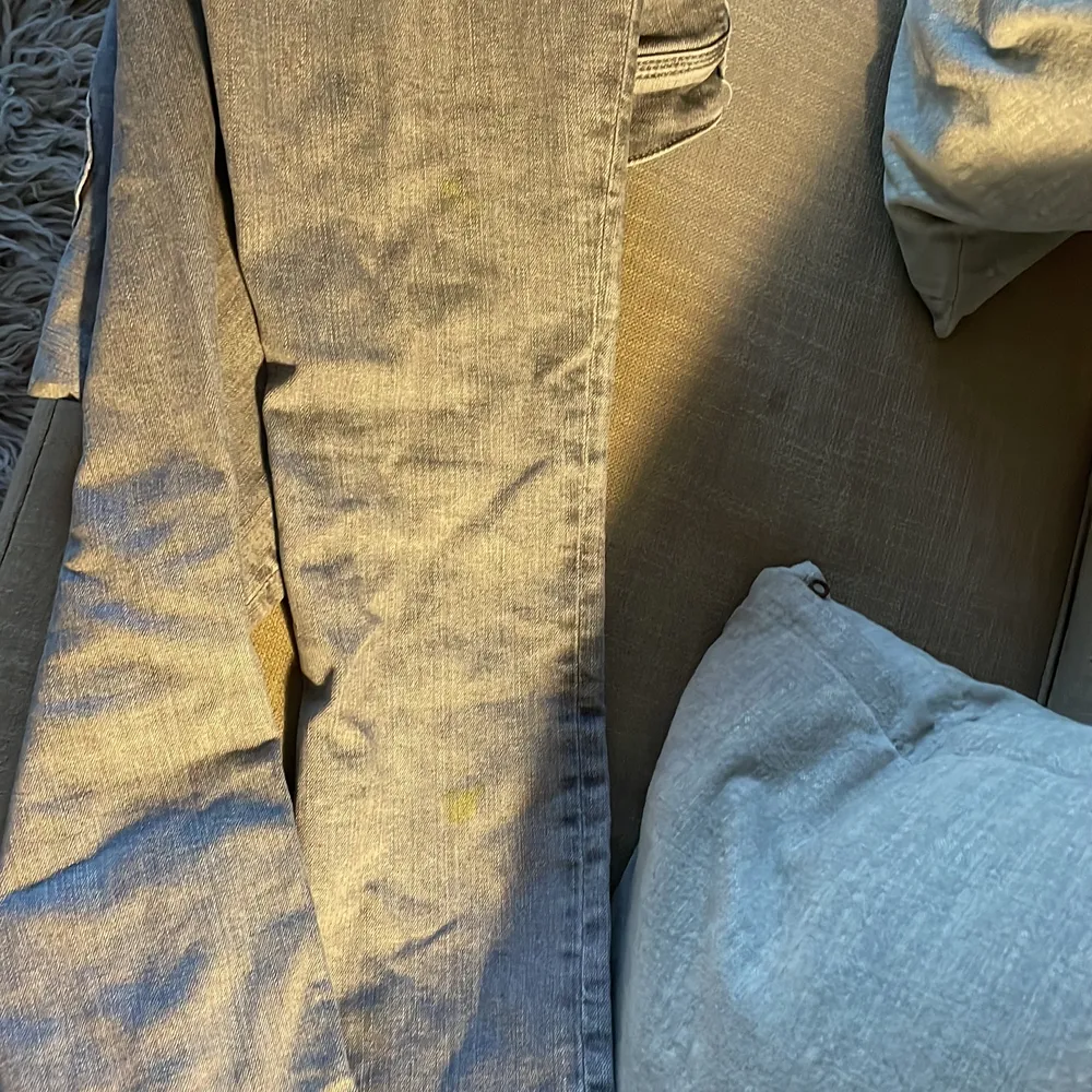 Söker nu mina favorit jeans ifrån Pepe Jeans, de är lågmidjade och i storlek 25x30!  OBS de har två små gula fläckar på baksidan (därav det billiga priset), inget jag lägger märke till då jag själv använt de efter fläckarna kom, annars i superbra skick!. Jeans & Byxor.
