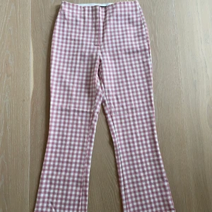 Rutiga byxor - Rosa rutiga byxor från Zara i strl S. Resår finns i midjan. Frakt ingår ej i priset💘