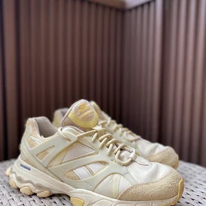 Reebok sneakers - Reebok Dmx Shadow Sneakers In Washed Yellow. Gjorda i läder, mocka och gummi. Jättesnygga och sköna! Köpta i maj 2020 på herravdelningen, säljes för att de är för stora för mig då jag egentligen har storlek 39. Ordinarie pris var ca 1800 kr.