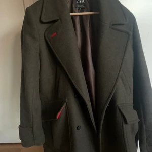 Kappa från Zara - Säljer denna superfina gröna halvlånga ullkappa från Zara! Helt oanvänd! Råkade köpa fel storlek👍🏼 Nypris 1000kr