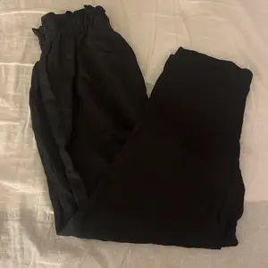 Svarta linne byxor med snörning från hm i stl xs 