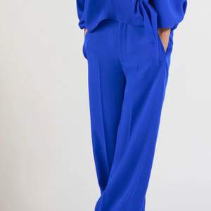 Blåa kostymbyxor från zara Använda 1 gång , nypris på byxorna är 560 kr