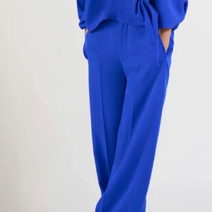 Blåa byxor - Blåa kostymbyxor från zara Använda 1 gång , nypris på byxorna är 560 kr